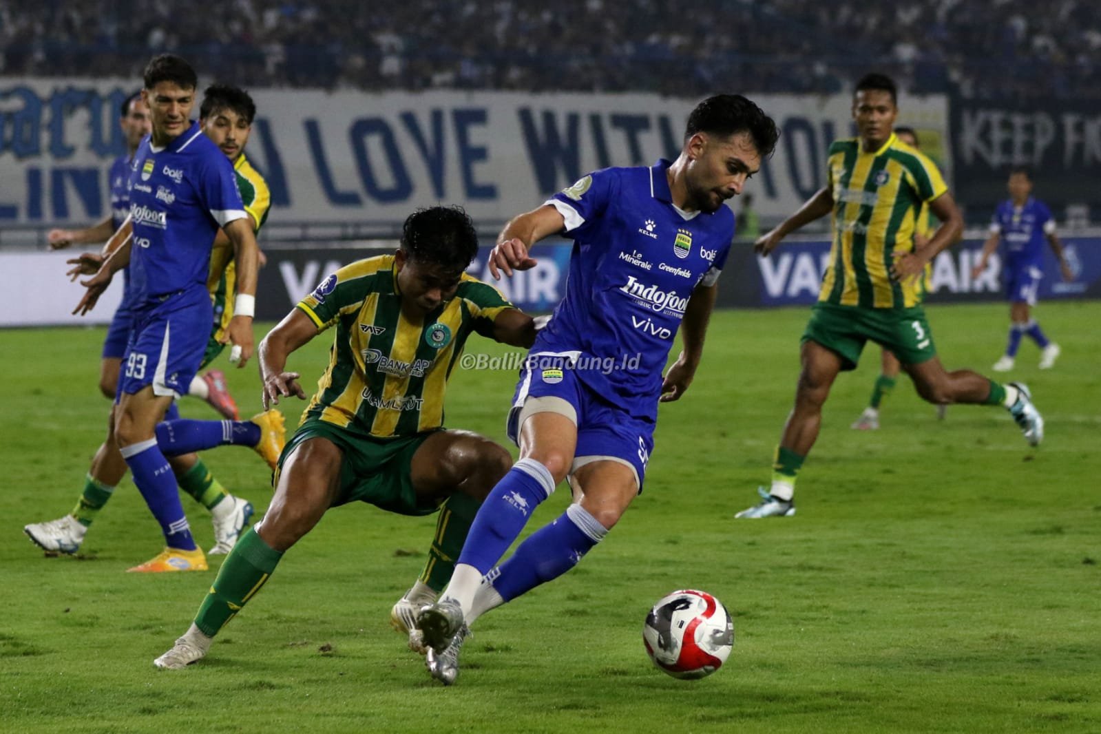 Persib versus PSBS Biak di Stadion Gelora Bandung Lautan Api (GBLA), Kota Bandung, Jawa Barat, Minggu (25/1/2026).