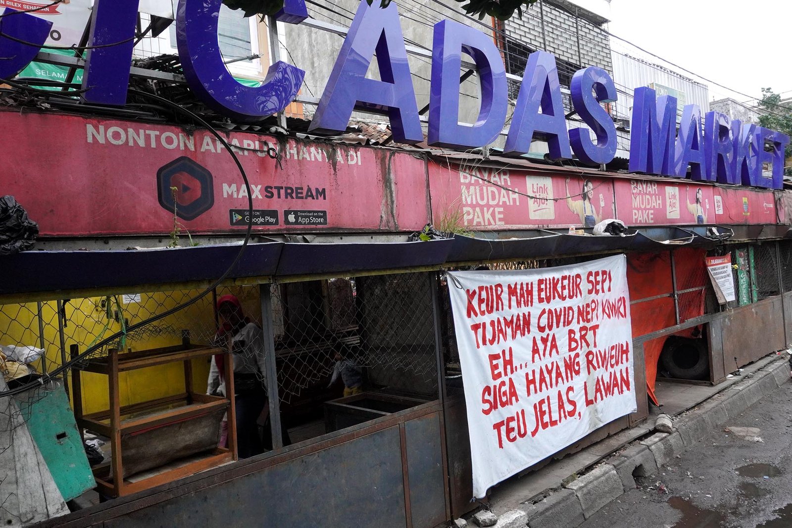 Spanduk penolakan rencana pembangunan koridor Bus Rapid Transit (BRT)