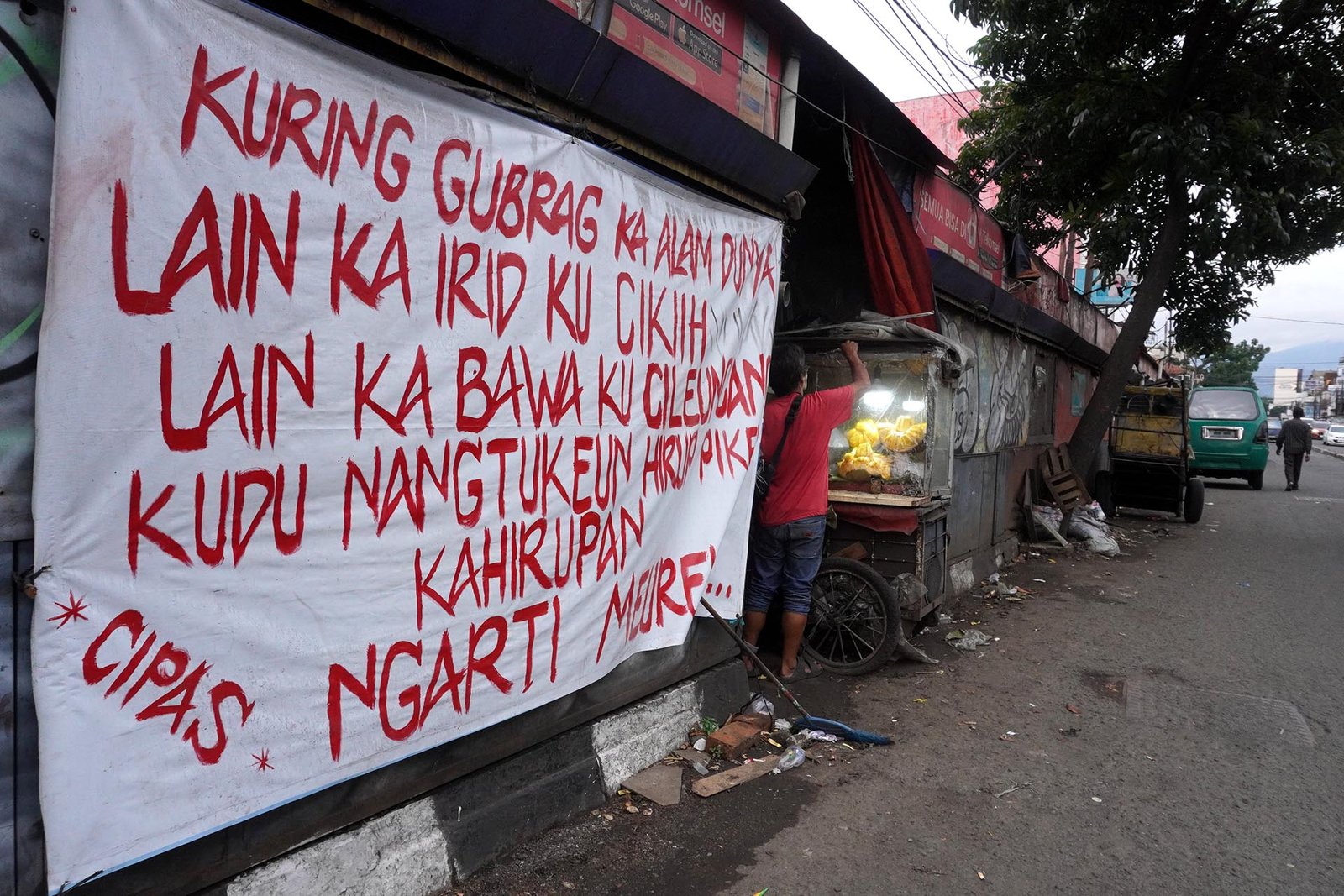 Spanduk penolakan rencana pembangunan koridor Bus Rapid Transit (BRT)
