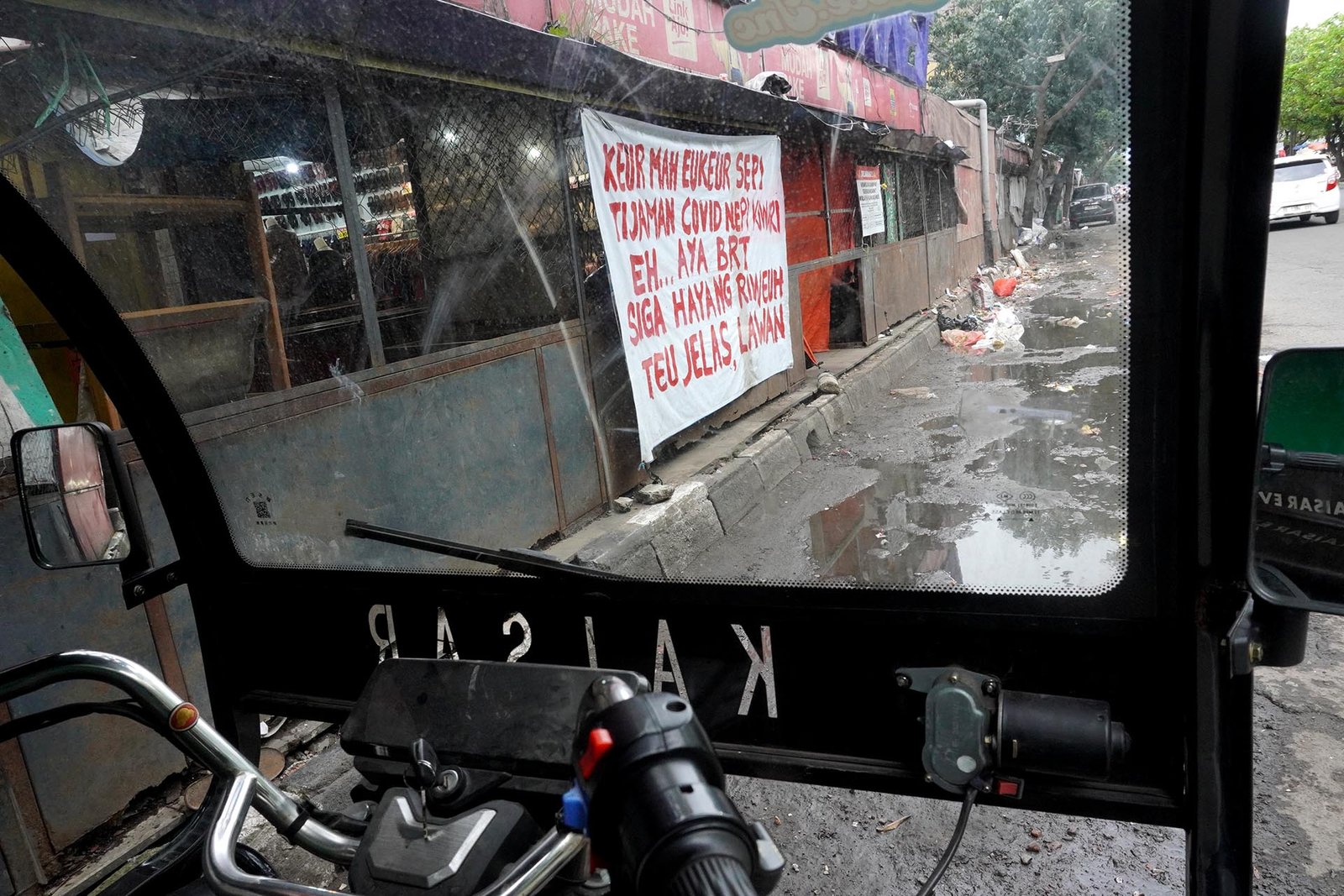 Spanduk penolakan rencana pembangunan koridor Bus Rapid Transit (BRT)