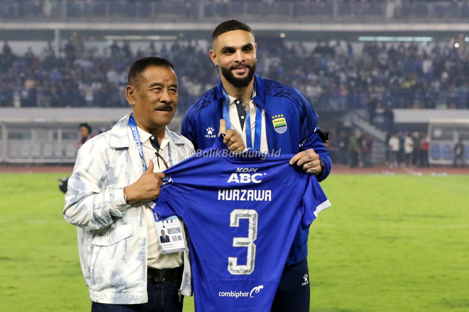 Persib perkenalkan pemain baru, Layvin Kurzawa di Stadion Gelora Bandung Lautan Api (GBLA), Minggu (25/1/2026).