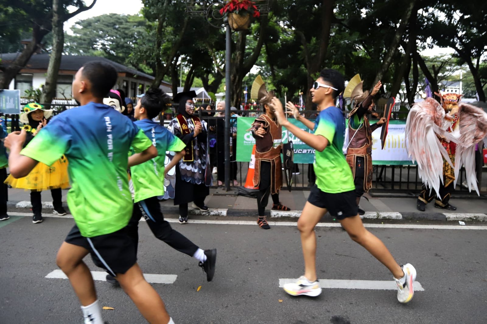Lebih dari 5.000 peserta mengikuti kegiatan DH Run 2026 yang diselenggarakan di Balai Kota Bandung pada Sabtu, 7 Februari 2026.