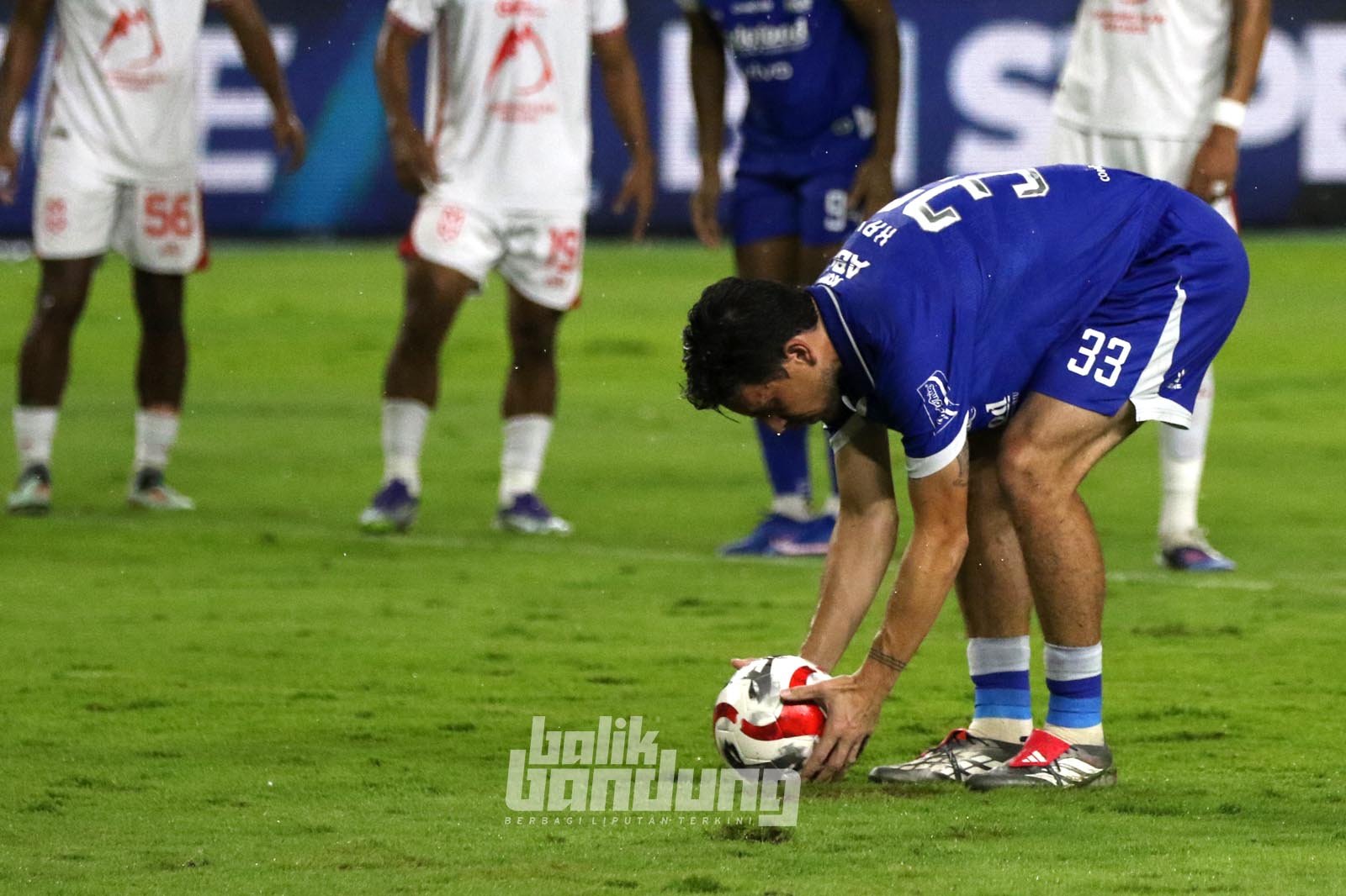 Persib Bandung melawan Malut UNited pekan ke-20 Super League 2025/2026 di Stadion Gelora Bandung Lautan Api (GBLA), Jumat (6/2/2026).