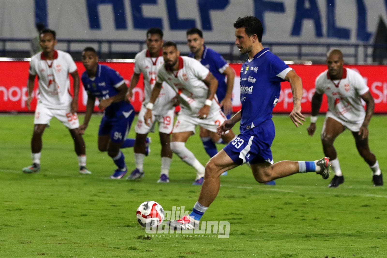 Persib Bandung melawan Malut UNited pekan ke-20 Super League 2025/2026 di Stadion Gelora Bandung Lautan Api (GBLA), Jumat (6/2/2026).