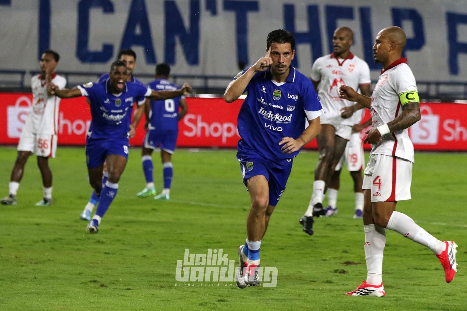 Persib Bandung melawan Malut UNited pekan ke-20 Super League 2025/2026 di Stadion Gelora Bandung Lautan Api (GBLA), Jumat (6/2/2026).