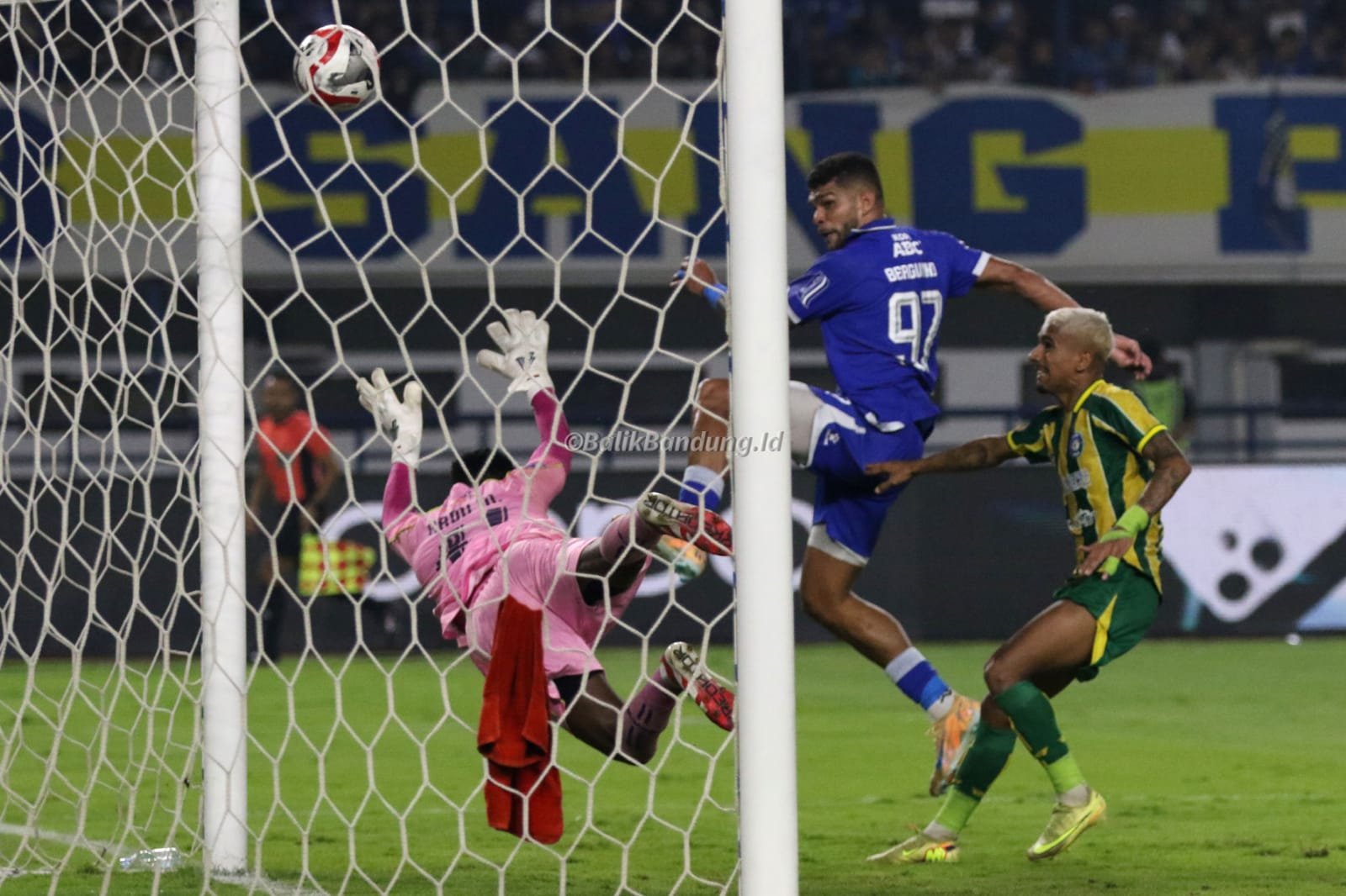 Persib versus PSBS Biak di Stadion Gelora Bandung Lautan Api (GBLA), Kota Bandung, Jawa Barat, Minggu (25/1/2026).
