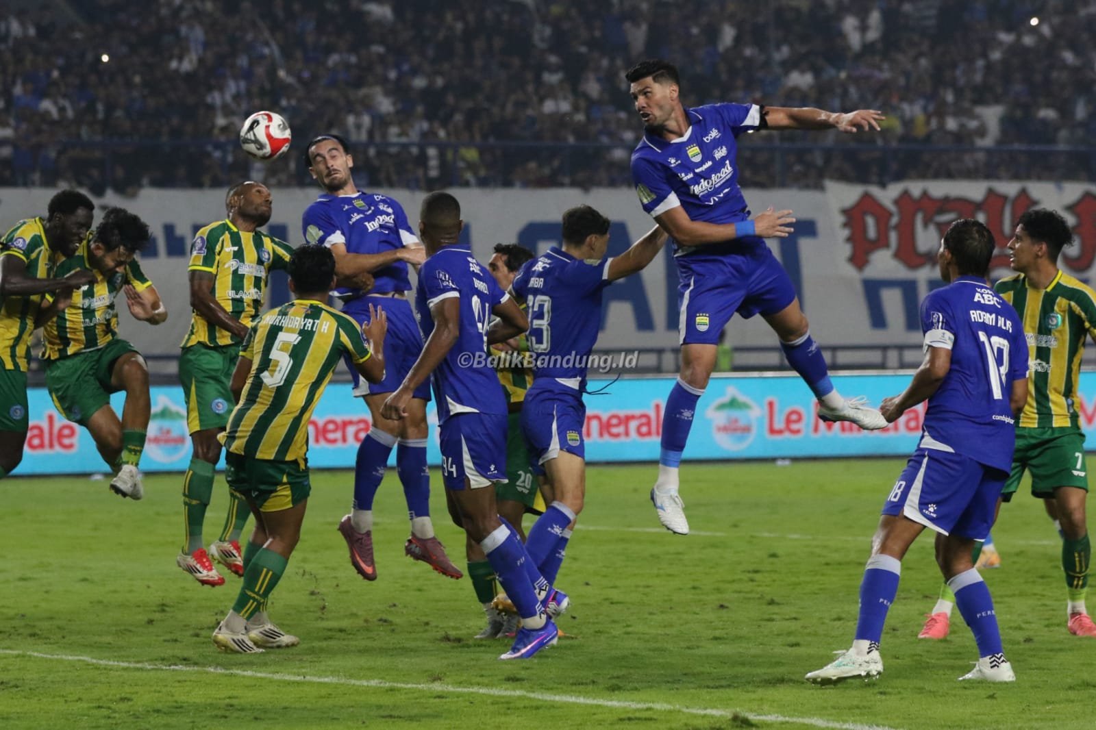 Persib versus PSBS Biak di Stadion Gelora Bandung Lautan Api (GBLA), Kota Bandung, Jawa Barat, Minggu (25/1/2026).