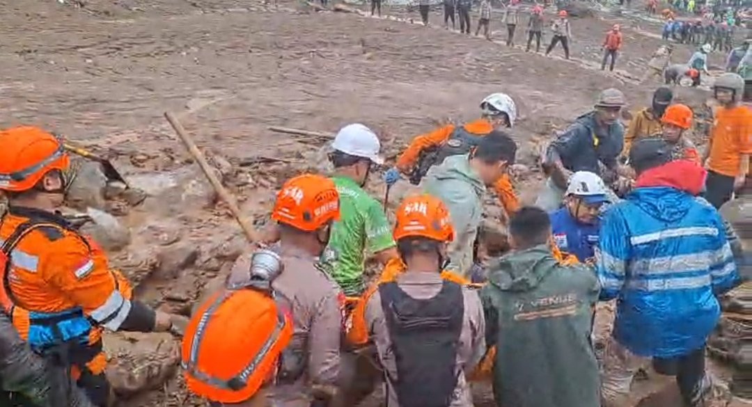 Di bawah guyuran hujan deras dan tanah yang masih labil, harapan dan duka bercampur di Kampung Pasirkuning, Desa Pasirlangu, Kecamatan Cisarua, Kabupaten Bandung Barat. Sabtu (24/1/2026)