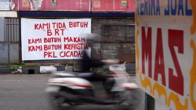 Spanduk penolakan rencana pembangunan koridor Bus Rapid Transit (BRT)