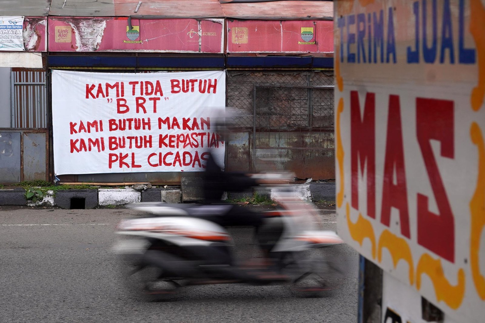 Spanduk penolakan rencana pembangunan koridor Bus Rapid Transit (BRT)