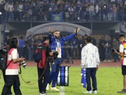 Tangis Sang Istri Warnai Perkenalan Kurzawa Bersama Persib