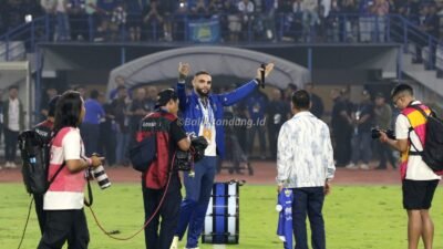 Persib perkenalkan pemain baru, Layvin Kurzawa di Stadion Gelora Bandung Lautan Api (GBLA), Minggu (25/1/2026).
