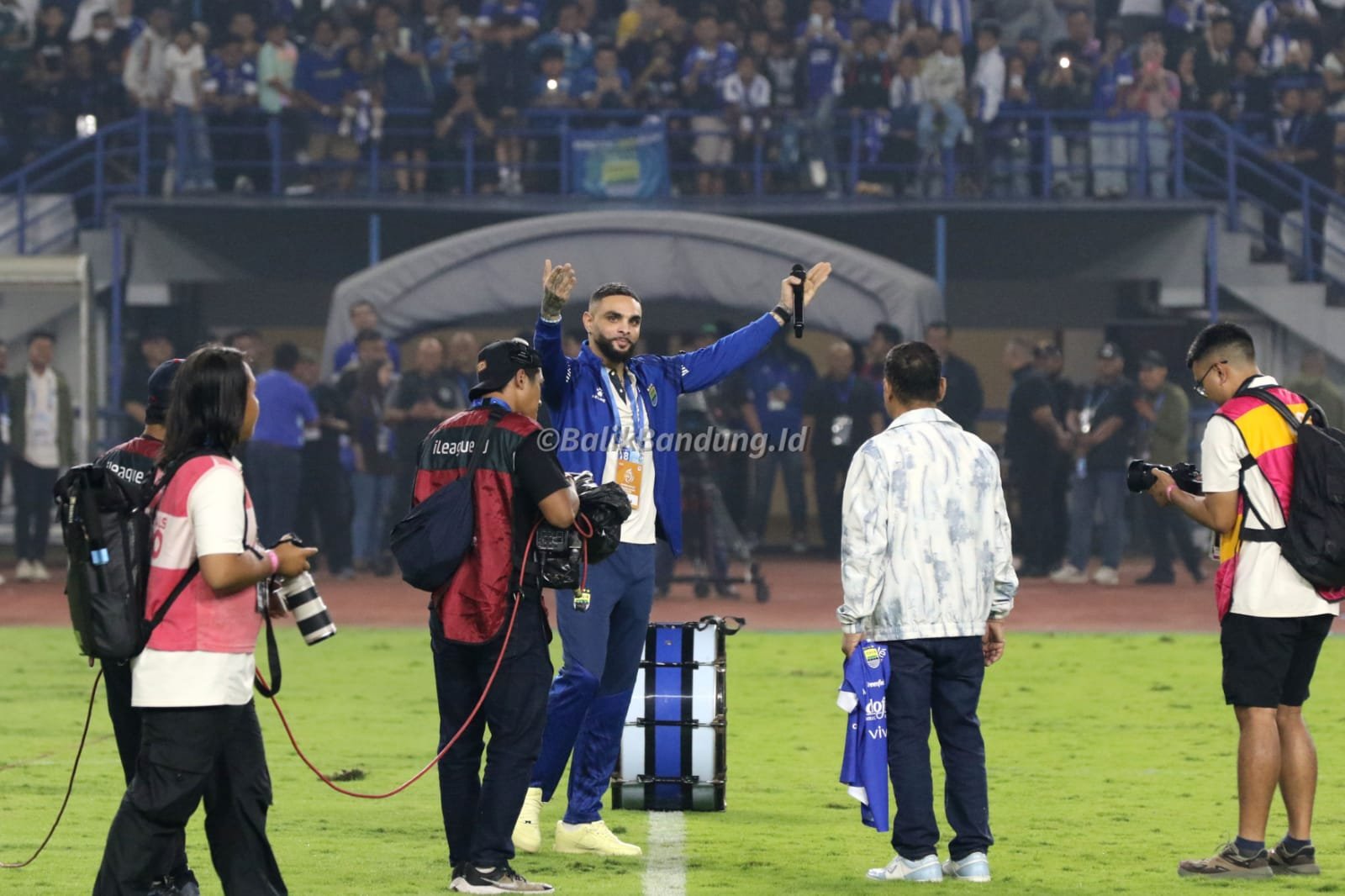 Persib perkenalkan pemain baru, Layvin Kurzawa di Stadion Gelora Bandung Lautan Api (GBLA), Minggu (25/1/2026).