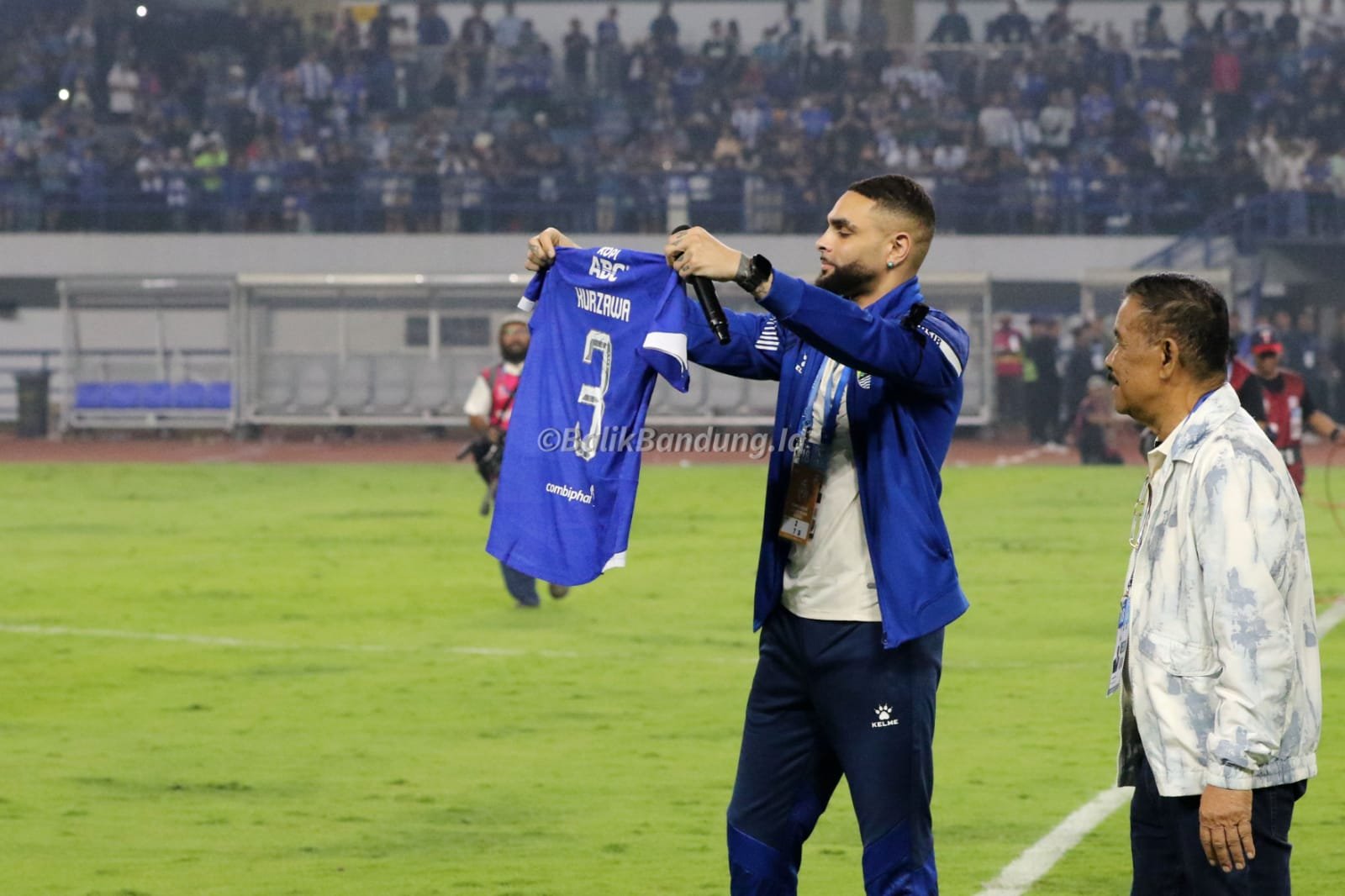 Persib perkenalkan pemain baru, Layvin Kurzawa di Stadion Gelora Bandung Lautan Api (GBLA), Minggu (25/1/2026).