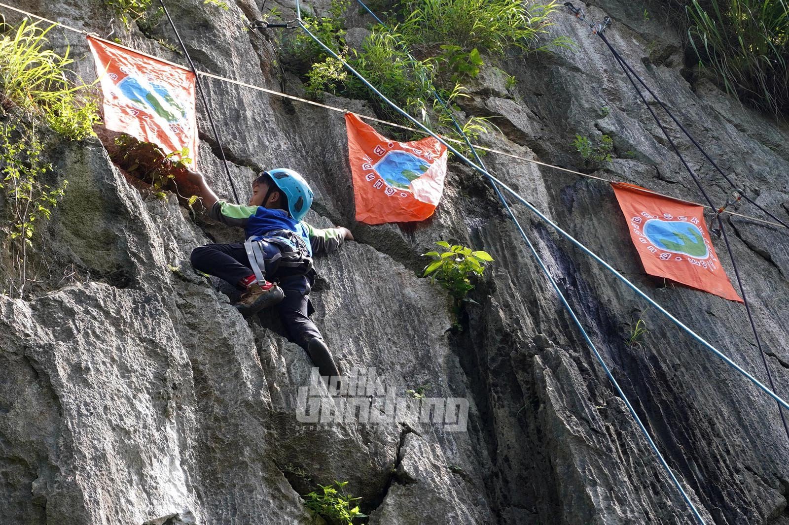 Kegiatan Matra Tebing Sekolah Alam Bandung di Tebing Hawu, Kecamatan Padalarang, Kabupaten Bandung Barat, Jawa Barat, Kamis (12/2/2026).