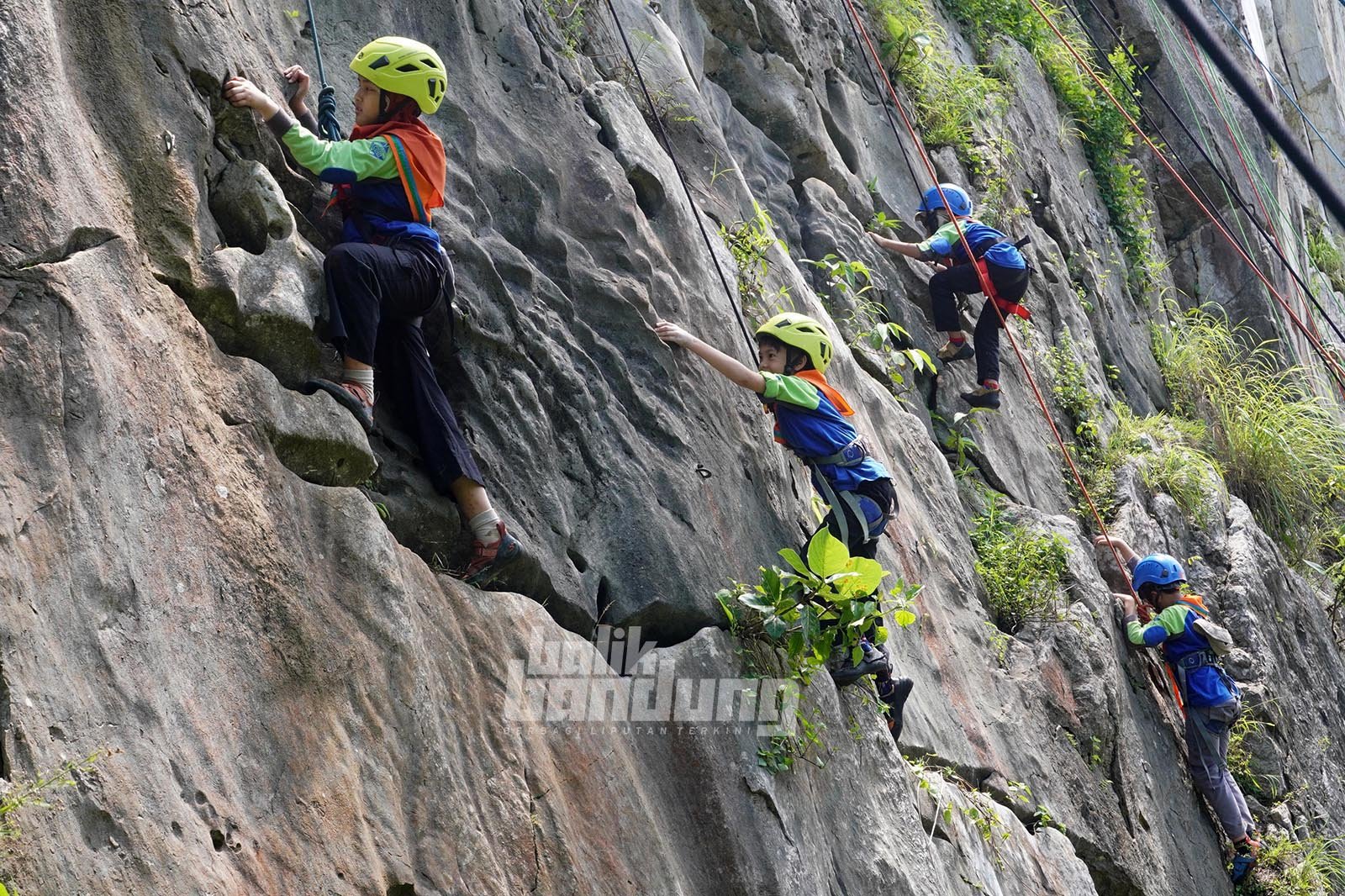 Kegiatan Matra Tebing Sekolah Alam Bandung di Tebing Hawu, Kecamatan Padalarang, Kabupaten Bandung Barat, Jawa Barat, Kamis (12/2/2026).
