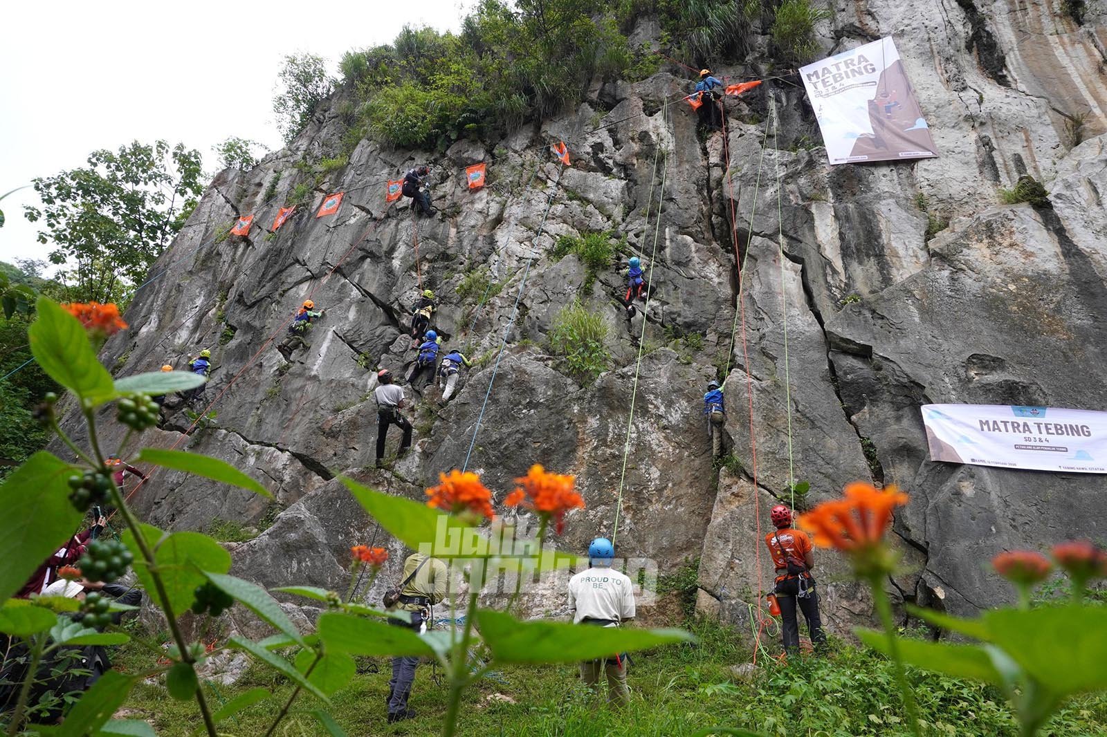 Kegiatan Matra Tebing Sekolah Alam Bandung di Tebing Hawu, Kecamatan Padalarang, Kabupaten Bandung Barat, Jawa Barat, Kamis (12/2/2026).