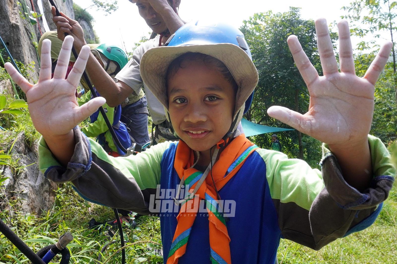 Kegiatan Matra Tebing Sekolah Alam Bandung di Tebing Hawu, Kecamatan Padalarang, Kabupaten Bandung Barat, Jawa Barat, Kamis (12/2/2026).