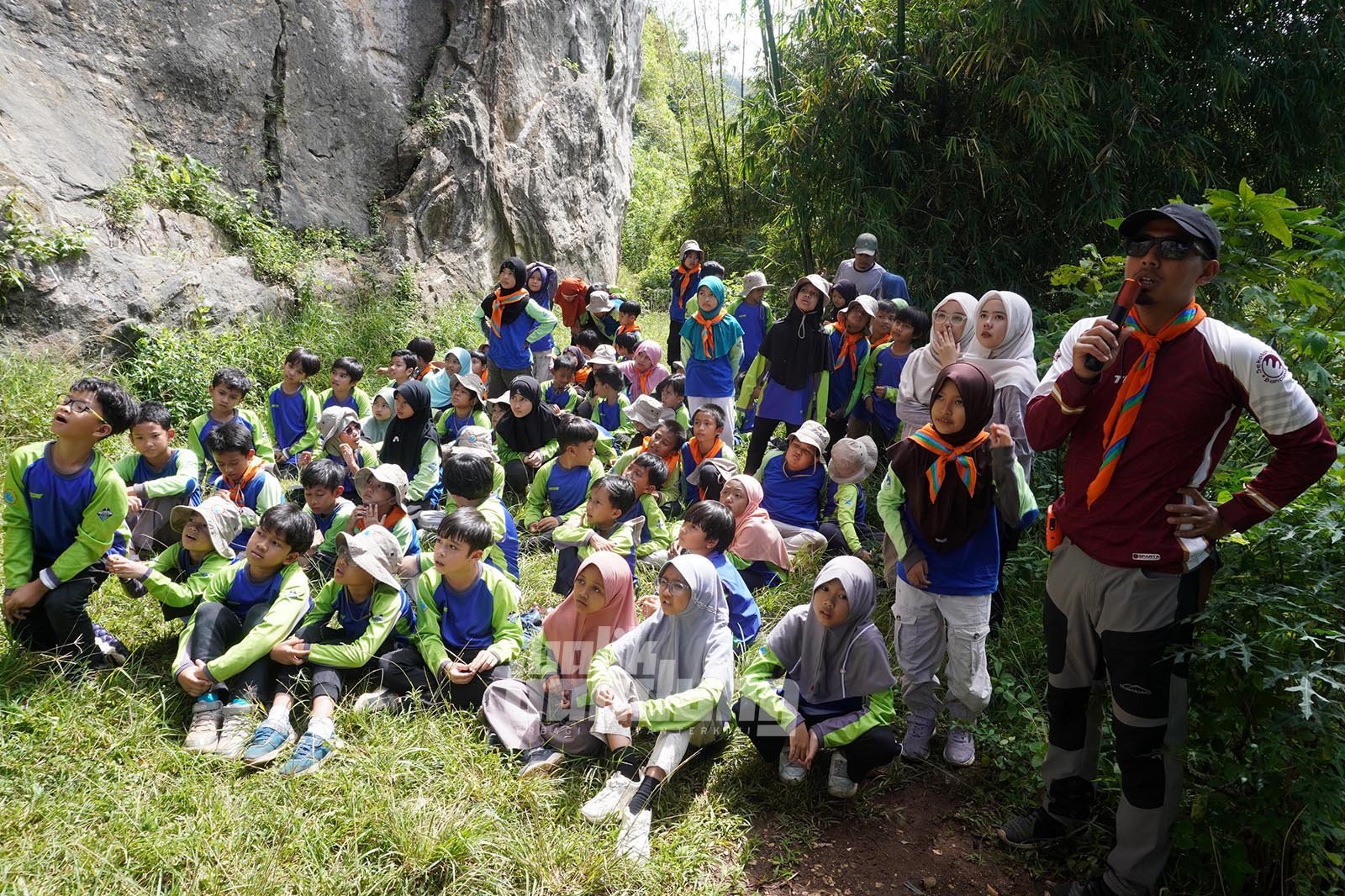 Kegiatan Matra Tebing Sekolah Alam Bandung di Tebing Hawu, Kecamatan Padalarang, Kabupaten Bandung Barat, Jawa Barat, Kamis (12/2/2026).