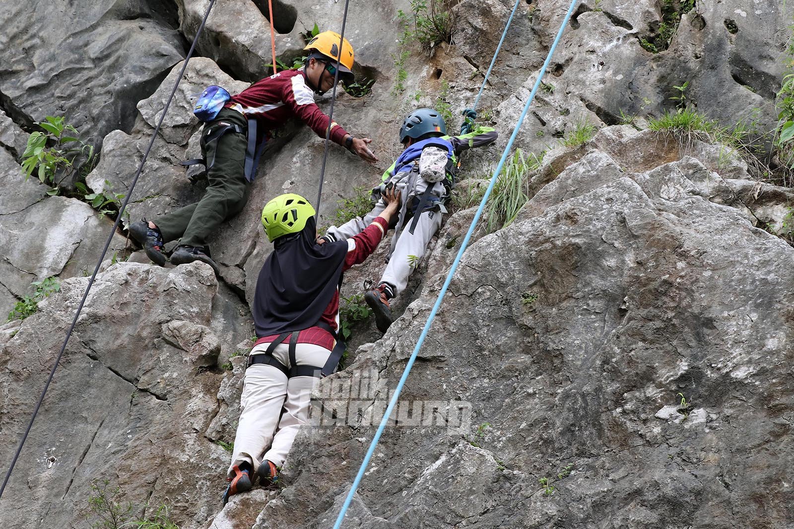 Kegiatan Matra Tebing Sekolah Alam Bandung di Tebing Hawu, Kecamatan Padalarang, Kabupaten Bandung Barat, Jawa Barat, Kamis (12/2/2026).