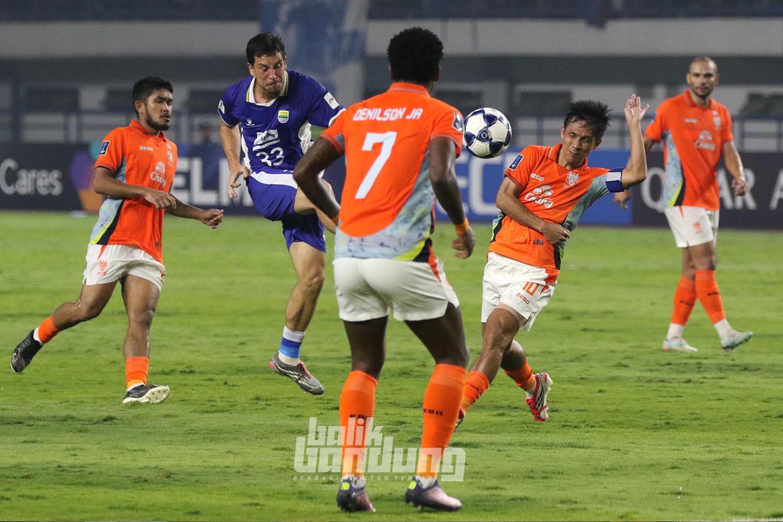 Persib Bandung vs Ratchaburi FC pada leg kedua babak 16 besar AFC Champions League Two (ACL 2) 2025-2026, di Stadion Gelora Bandung Lautan Api (GBLA), Kota Bandung, Jawa Barat, Kamis (18/9/2025).