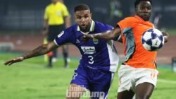 Pelatih Persib Sampaikan Kabar Buruk Soal Kurzawa