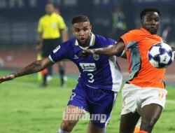 Pelatih Persib Buka Kabar Kondisi Pemainnya, Termasuk Kurzawa