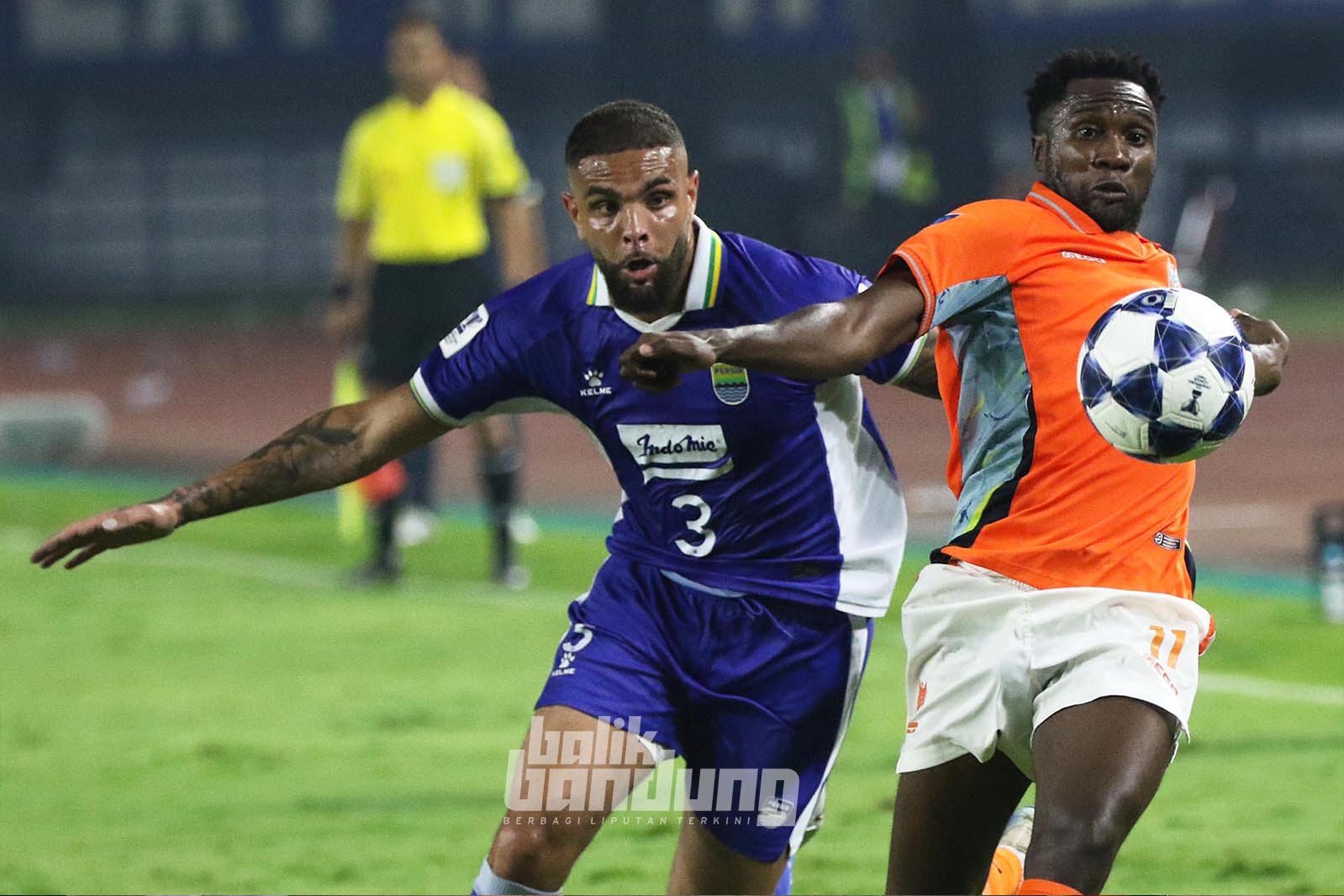 Persib Bandung vs Ratchaburi FC pada leg kedua babak 16 besar AFC Champions League Two (ACL 2) 2025-2026, di Stadion Gelora Bandung Lautan Api (GBLA), Kota Bandung, Jawa Barat, Kamis (18/9/2025).