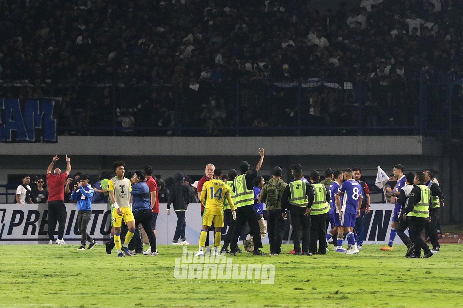 Persib Bandung vs Ratchaburi FC pada leg kedua babak 16 besar AFC Champions League Two (ACL 2) 2025-2026, di Stadion Gelora Bandung Lautan Api (GBLA), Kota Bandung, Jawa Barat, Kamis (18/9/2025).