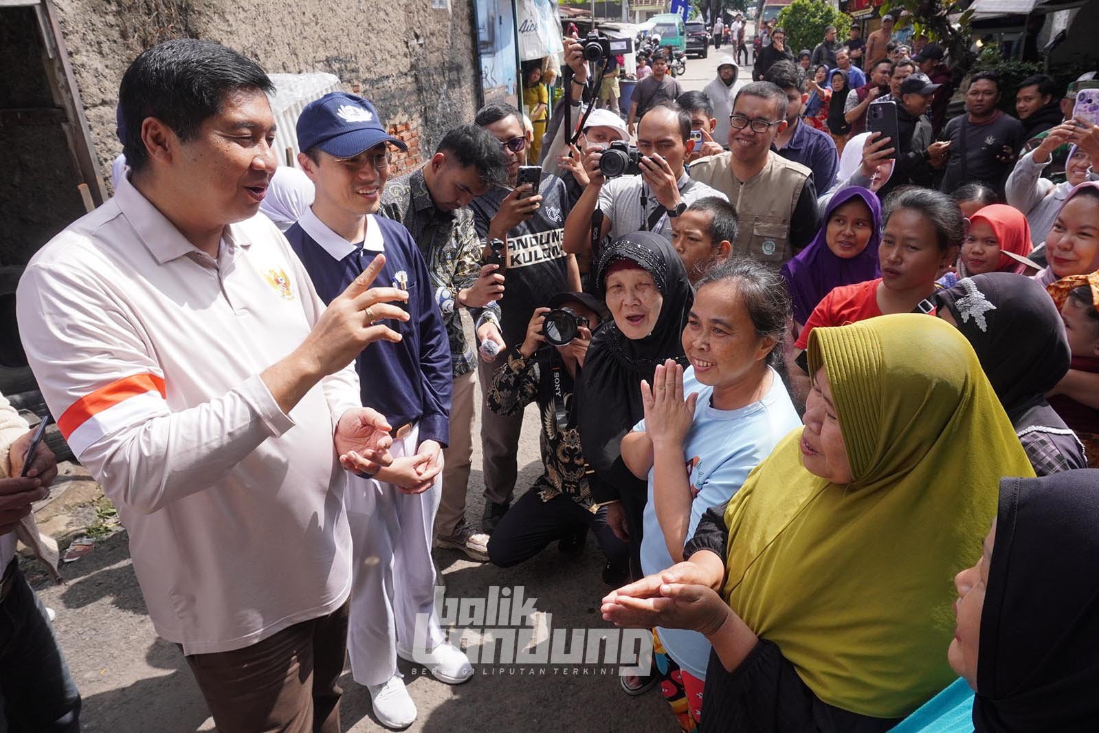 Menteri Perumahan dan Kawasan Pemukiman (PKP), Maruarar Sirait, meninjau rumah program Gotong Royong Renovasi Rumah Merah Putih di Kota Bandung