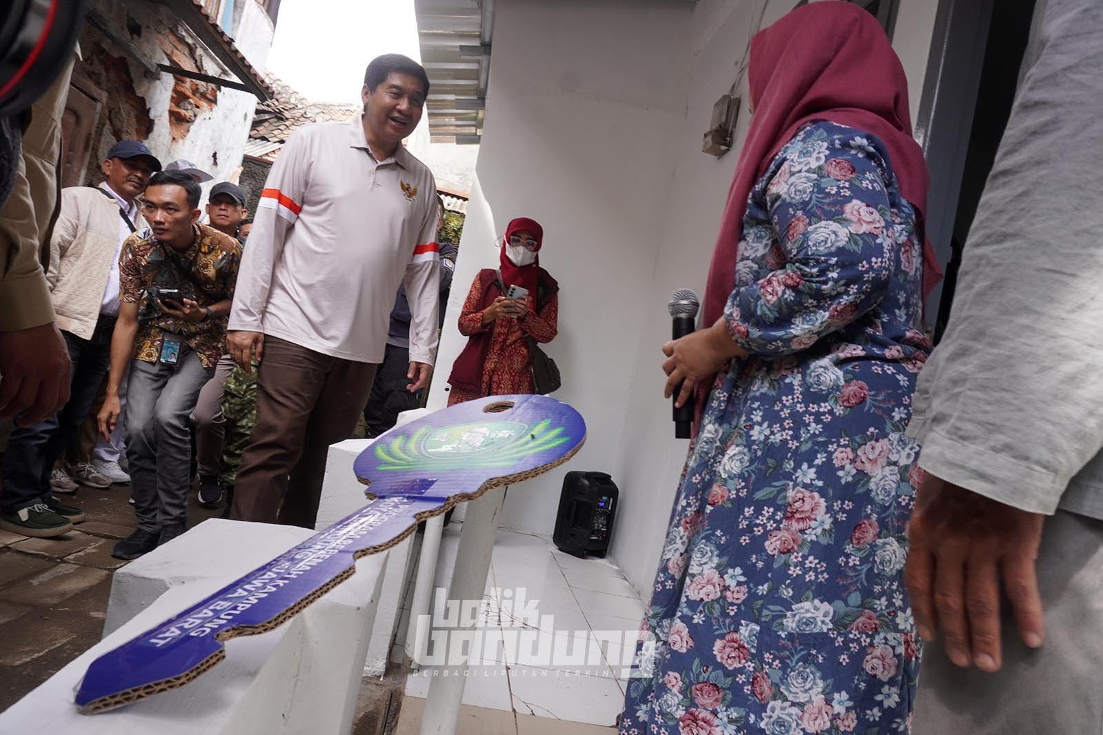 Menteri Perumahan dan Kawasan Pemukiman (PKP), Maruarar Sirait, meninjau rumah program Gotong Royong Renovasi Rumah Merah Putih di Kota Bandung