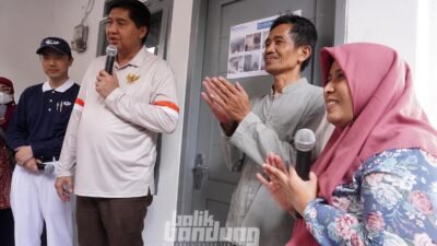 Menteri Perumahan dan Kawasan Pemukiman (PKP), Maruarar Sirait, meninjau rumah program Gotong Royong Renovasi Rumah Merah Putih di Kota Bandung