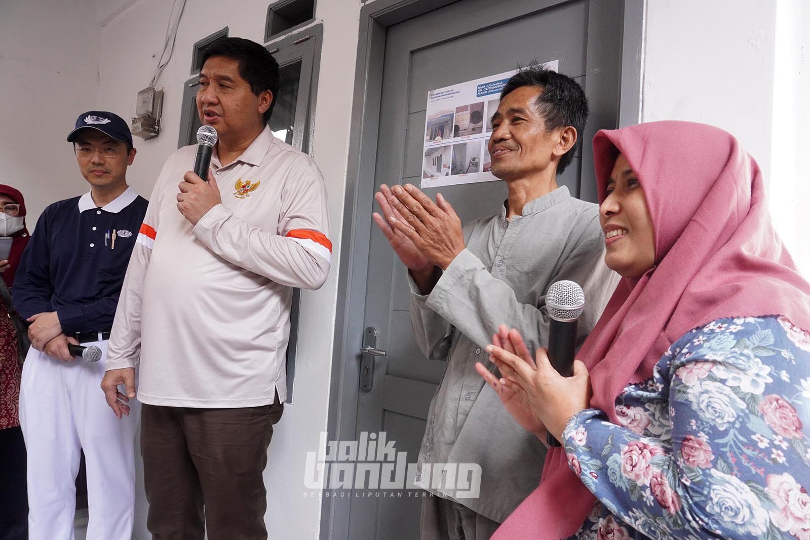 Menteri Perumahan dan Kawasan Pemukiman (PKP), Maruarar Sirait, meninjau rumah program Gotong Royong Renovasi Rumah Merah Putih di Kota Bandung