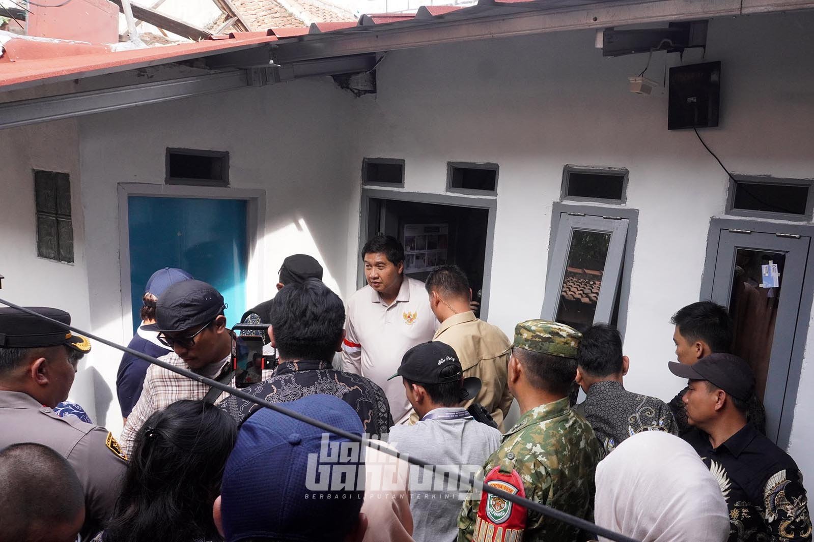 Menteri Perumahan dan Kawasan Pemukiman (PKP), Maruarar Sirait, meninjau rumah program Gotong Royong Renovasi Rumah Merah Putih di Kota Bandung