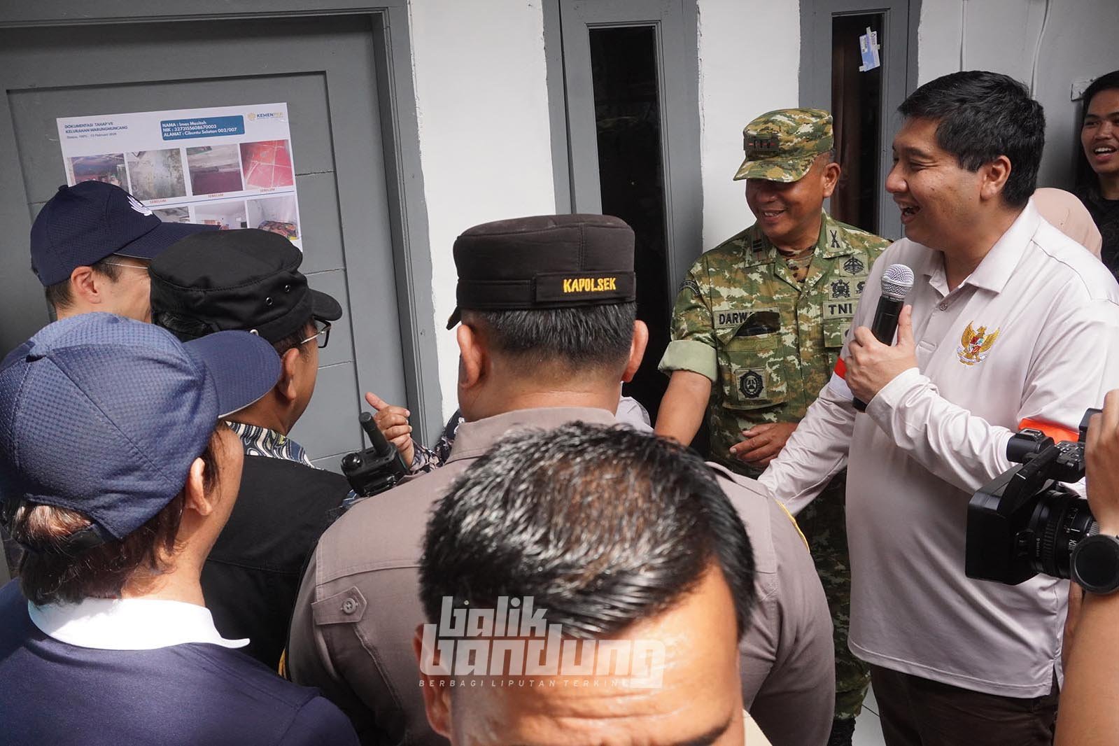 Menteri Perumahan dan Kawasan Pemukiman (PKP), Maruarar Sirait, meninjau rumah program Gotong Royong Renovasi Rumah Merah Putih di Kota Bandung