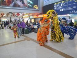 Daop 2 Bandung Sulap Stasiun dengan Lampion dan Barongsai