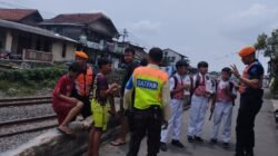 Dilarang Ngabuburit di Jalur Rel Kereta Api!