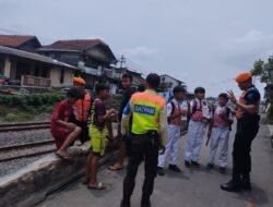Dilarang Ngabuburit di Jalur Rel Kereta Api!