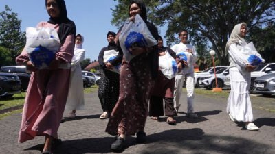 Sambut Idul Fitri 1447 H, PTDI Bagikan 880 Paket Sembako untuk Masyarakat Sekitar