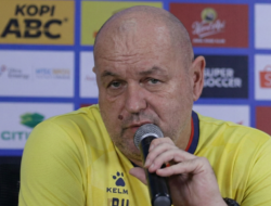 Bungkam Soal Laga, Pelatih Persib: Saya Hormati Media