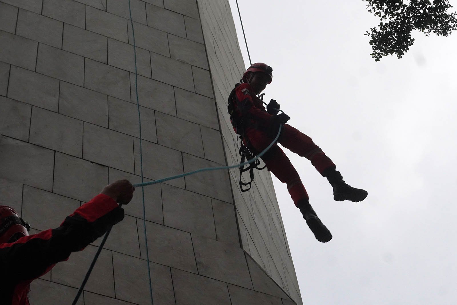 VRI Dukung Pembersihan Menara Masjid Agung Bandung