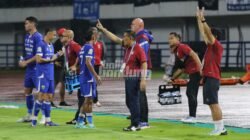 Umuh Menilai Insiden Kartu Kuning Pelatih Persib Lucu & Aneh