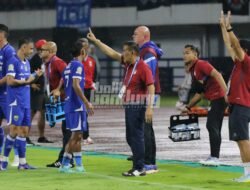 Umuh Menilai Insiden Kartu Kuning Pelatih Persib Lucu & Aneh