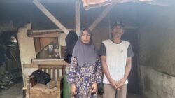 Belasan Jiwa Bertahan di Rumah Nyaris Roboh