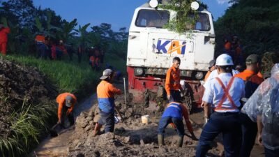 KA Ciremai Tertahan Longsor di Petak Jalan Maswati – Sasaksaat
