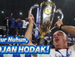 (VIDEO) Merinding! PERSIB JUARA! Pemain & Pelatih Angkat Trofi di Lautan Bobotoh
