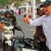 Mochamad Iriawan Sapa Warga Banyuwangi di 2 SPBU, Pastikan Stok BBM Aman