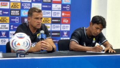 Pelatih Persib, Igor Tolic dan asistennya Achmad Jufriyanto.