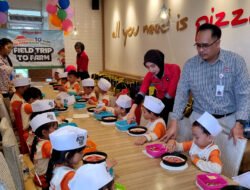 10 Tahun Pizza Maker Junior, Pizza Hut Ajak Anak ke Kebun Paprika dan Belajar Membuat Pizza