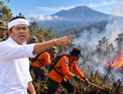 Kebakaran Gunung Ciremai, 100 Personel Gabungan Padamkan Api dan Buat Sekat Bakar